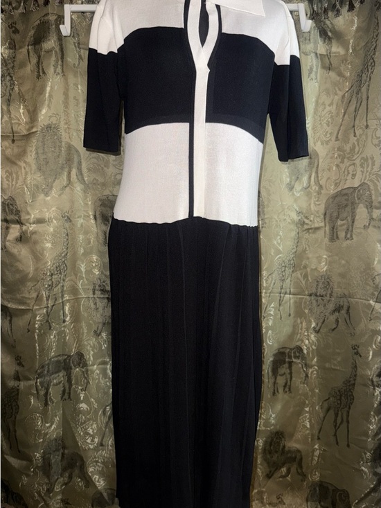 None Dresses & Skirts - Black and White Colorblock Midi Dress with V-Neck